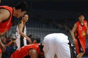 篮球比赛中防守方能否撞人？（探讨篮球比赛中防守方对撞人的合理性及规则解读）