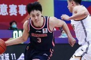 篮球技巧大揭秘（掌握关键技巧，让你成为无敌篮球防守者！）