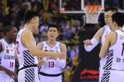 如何观察篮球比赛中的防守球位置（掌握关键时刻的防守球位置，提高进攻效率）