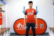 简单实用花式足球过人技巧，助你成为场上明星（如何通过简单实用的花式足球过人技巧提升自己的比赛表现）