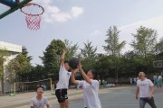 篮球防守技巧（打篮球防守起跳后落地手压人背，助你成为出色防守球员）