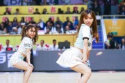篮球防守中女生也能下蹲！（探讨女生在篮球防守中下蹲的重要性及技巧）