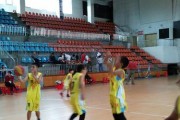 学生篮球赛防守姿势要求（提高学生篮球赛防守效果的关键姿势要求）