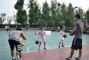 篮球防守中的左右手脚步技巧（提高防守效果的关键在于掌握正确的脚步动作）