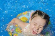 小孩子游泳技巧最简单之道（让孩子轻松掌握游泳的技巧和方法）