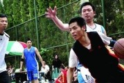 如何学习篮球防守技巧（提高防守能力，成为篮球场上的护城河）