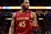 NBA至今最具价值的球衣排行榜（探索历史上最受追捧的球员球衣，以及它们的经典故事）