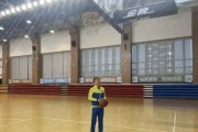 篮球防守技巧之应对弓箭步防守（掌握关键技巧，化解对手压力）