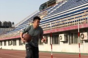 篮球防守之身体重心要求（有效阻挡对手的进攻，提高防守技巧）