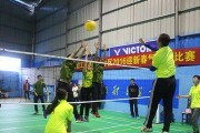 掌握扣球的关键脚步动作，提升排球技术水平（学习正确脚步动作，打出高效扣球）