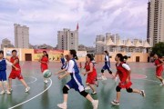 美国女高中生篮球防守教练的成功之路（突破困境，引领篮球梦想）