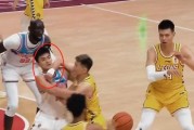 篮球防守技巧（关键动作、战术调整和技巧让你做到！）