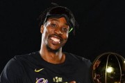 霍华德登顶NBA球员收入榜，巨额收入引人瞩目（NBA球员霍华德成为收入最高的球员，迈向财富之巅）