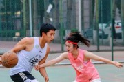 女生打篮球没人防守，展现实力与激情（挥洒汗水，用篮球舞动青春）