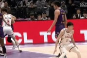 打篮球技巧之踩脚撞倒防守人（运用踩脚技巧，迅速突破防守）