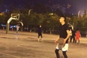 矮小身材如何精准防守篮球场