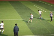 足球背面抢球技巧（掌握背面抢球技巧，成为球场上的防守利器）