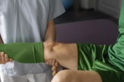 足球侧向跨步带球技巧（提高足球技术水平，学会侧向跨步带球的技巧，提升比赛中的灵活性）