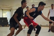 攻守之争（探索篮球场上攻守角逐的精彩瞬间）