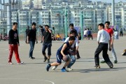 打篮球中双手打开防守是否算犯规？（解析双手打开防守行为是否违规及其影响）