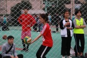 优雅从容，掌握排球女生下手发球的要领（精准稳定的发球技巧，提升比赛表现）