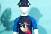 游泳衣服搭配技巧男孩（时尚男孩游泳衣着的搭配秘诀）