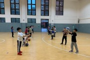 篮球碎步防守技巧（提升防守能力的关键动作，掌握正确双手摆动技巧）