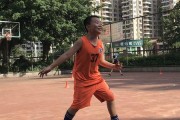 篮球防守三角滑步技巧解析（掌握防守中的关键，提升篮球比赛的竞争力）